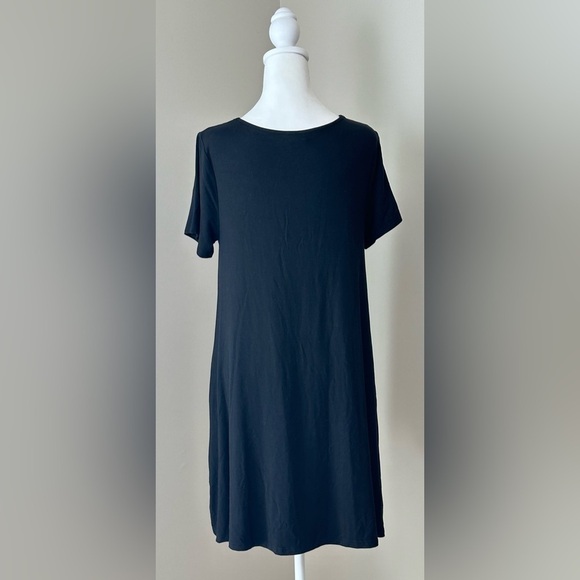 Aryeh Round Neck Short Sleeve Stretchy Knit Mini Dress w/Pockets‎ Size Medium - Picture 3 of 7